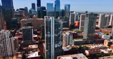Modern Chicago, Illinois, ABD merkezindeki binaların çeşitli şekilleri ve boyutları. Gündüzleri çağdaş mimarinin insansız hava aracı görüntüleri.