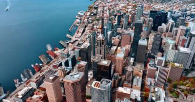 Seattle şehir merkezinin bulunduğu rıhtımın nefes kesici manzarası. Şehrin güzel manzarası tepeden..
