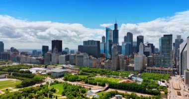 Modern yüksek binalarla çevrili güzel yeşil bir park. Chicago, Illinois, ABD 'deki Milenyum Parkı. Hava görünümü.