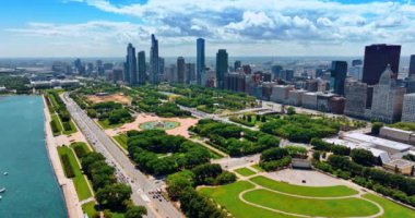 Chicago, Michigan Gölü 'nün rıhtımına park ediyor. Bulutlu gökyüzünün altındaki Metropolis 'in göz kamaştırıcı manzarası. Hava görünümü.