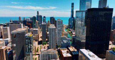 Gökdelenlerin yakınındaki yüksek binaların üzerinde uçuyorlar. Chicago, Illinois, ABD şehir merkezi. Üst görünüm.