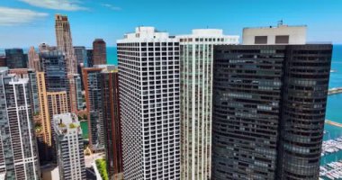 Chicago, Illinois, ABD 'deki binalar. Gündüz vakti en yüksek yapılar arasında İHA görüntüleri.