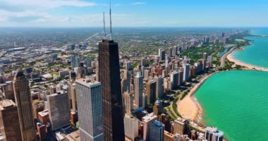 John Hancock Kulesi 'nin kahverengi binası Chicago manzarasında duruyor. Michigan Gölü 'nün geniş şehir manzarası ve su manzarasına hava perspektifi.