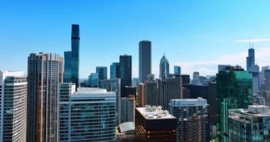 Canlı metropolün merkezindeki modern binaların tepelerine yükseliyor. Chicago, Illinois iş merkezi, ABD tepeden tırnağa.