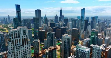Şikago, Illinois, ABD 'deki olağanüstü güzel binalar. Metropolün en tepeden güneşli manzarası.