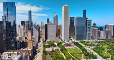 Güzel parkı çevreleyen muhteşem gökdelenler. Chicago, Illinois, ABD 'deki Millennium Park' ın hava görüntüsü..