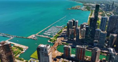 Michigan Gölü 'nün masmavi sularında birden fazla tekne ve yat var. Şikago, Illinois, ABD 'nin nefes kesici şehir manzarası.