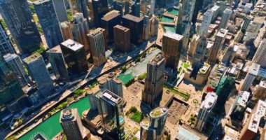 Deniz yeşili dar nehir modern şehir manzarasını geçiyor. Güneşli bir günde Chicago, Illinois, ABD 'ye kuş bakışı bakış açısı.