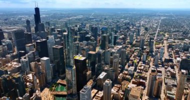 Güneşli bir günde canlı metropolün üzerine ineceğiz. Chicago, Illinois, ABD 'nin muazzam manzarası..