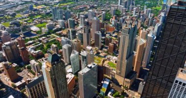 Chicago, Illinois, ABD kentsel manzarası. Sokaklarda bir sürü yeşillik var. Michigan Gölü 'nün göl kıyısındaki güzel şehir manzarası.