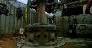 Yüksek metal desteğe bağlı bir sondaj ekipmanının dönüşümlü detayları. Petrol veya gaz üretimi için makinelerin düşük açılı görüntüsü.