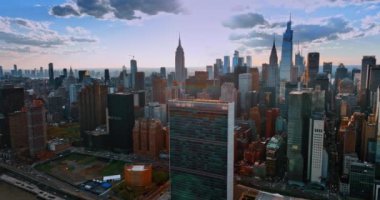 Günbatımında modern New York 'un merkezinde yoğun bir şekilde inşa edildi. İnsansız hava aracı görüntülerinden güzel şehir mimarisi.
