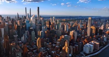 New York şehir merkezindeki gökdelenler ve gökdelenler parlak batan güneşle aydınlatılıyor. Metropolün en tepeden panoraması.