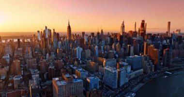 New York manzarası üzerinde inanılmaz pembe-turuncu gökyüzü. Metropolis 'in güzel manzarası altın saat ile en tepeden.