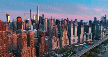 Muhteşem New York 'ta gün batımı. Doğu Nehri 'nin en üst manzarası. Muhteşem mimarisi var..