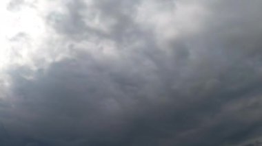 Dramatik bulutlar gökyüzünü tamamen kaplıyor. Atmosferde yağmur oluşumu. Zaman Uygulaması.