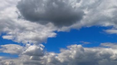 Atmosferde birden fazla bulut birikiyor. Gökyüzünde toplanan gri bulutların alçak açılı görüntüsü. Zaman Uygulaması.