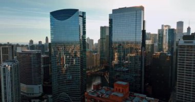 Şikago şehir merkezinde aynalı bir çift modern gökdelenli bina. Gün batımında Amerikan metropolünün hava görüntüsü.