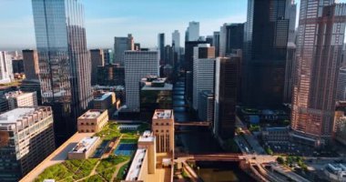 Yeşil çiçek yatakları ve tenis kortu binanın tepesinde. Chicago, Illinois, ABD 'nin beton ve cam ormanları arasında dinlenme alanı.