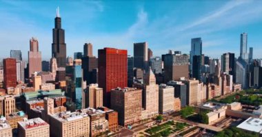 Chicago, Illinois, ABD 'de çeşitli mimariler. Güneşli bir günde güzel binalara yaklaşıyoruz..