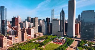 Chicago, Illinois, ABD 'deki güzel yeşil parkın üzerinde uçuyor. Parktaki ünlü heykellere insansız hava aracı ile yaklaşıyoruz..
