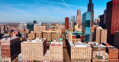 Chicago, Illinois, ABD 'nin güneşli şehirleri. Şehrin çeşitli binaları mavi gökyüzünün arka planında. Üst görünüm.