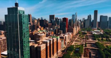 Şikago, Illinois, Birleşik Devletler 'deki alçak binalar ve yüksek binalar. Yeşil parkı olan muhteşem bir şehrin mimarisi. Üst görünüm.