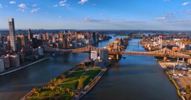 Queensboro Köprüsü 'nün parlak güneş ışığındaki güzel manzarası. Havadan bakıldığında New York 'un harika manzarası.