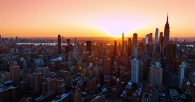 Ufukta parlayan güneş batıyor. Altın saat saatinde New York manzarası. Üst görünüm.
