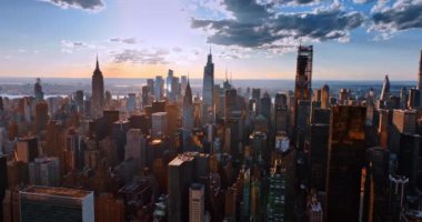 Parlak gün ışığında görkemli New York 'un manzarasından yükseliyor. Metropolün üzerinde gri bulutlar asılı. Hava görünümü.