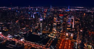 Geceleri modern, canlı metropolün muhteşem manzarası. En tepeden New York 'ta hiç uyumayan hayat dolu.