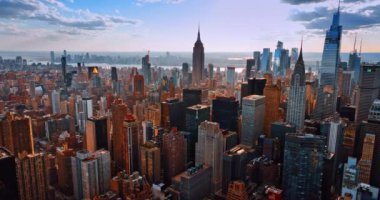 New York 'un panoramasında güzel mimarinin çeşitliliği. Parlak ışıkta Metropolis 'in inanılmaz manzarası. Hava görünümü.