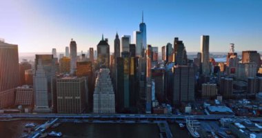 Doğu Nehri 'nin yukarısından Manhattan manzarası. Su üzerinde yükselen binaların görüntüsü. Gün batımı görünümü.