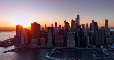 Batan güneşin turuncu ışığı New York gökdelenlerinin tepelerini kaplıyor. Manhattan manzarası altın saat. Üst perspektif.
