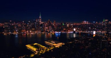 Brooklyn 'in yanından Manhattan' ın göz kamaştırıcı manzarası. Geceleri metropolün muhteşem manzarası..