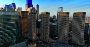 Modern şehrin kentsel manzarasında dört benzer yüksek katlı bina. Chicago, Illinois, ABD 'nin modern mimarisi.