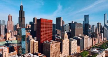 Parlak kırmızı, çok katlı binaya yaklaşıyoruz. Diğer cephelerin pastel renginde duruyor. Modern Chicago, Illinois, ABD 'nin mimarisi.