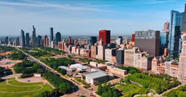 Modern mimarinin yanında devasa bir yeşil park. Chicago, Illinois, ABD manzarası. Hava perspektifi.