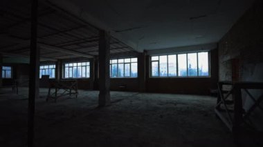 Duvarları, sütunları, tamamlanmamış tavanı ve zemini olan büyük bir oda. Bir binanın inşaatı devam ediyor.
