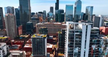 Güneşli bir günde Chicago, Illinois, ABD şehir merkezi. Trenin en üst manzarası binaların arasında hareket ediyor..