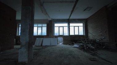 Bitmemiş bir önermenin penceresinin altına yerleştirilmiş beyaz kare yapı malzemeleri. Köşedeki yığının içinde biraz enkaz var. İnşaat veya yeniden yapılandırma kavramı.