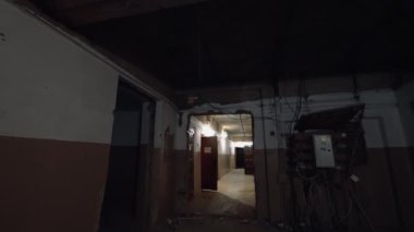 Eski binanın koridoruna ya odaların kapısı açık ya da hiç kapısı olmayan bir şekilde girmek. Yeniden yapılanma kavramı.