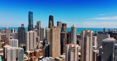 Chicago, Illinois, ABD 'deki gökdelenlerin tepesinde uçuyor. Arka planda inanılmaz masmavi gökyüzü.