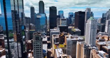 Modern yaşam şehrinin merkezindeki yüksek binalar arasında uçmak. Şikago, Illinois, ABD 'nin güneşli manzarası.