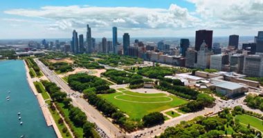 Michigan Gölü 'nün kıyısındaki yeşil güzel parkın büyük bir bölgesi. Şikago, Illinois, ABD manzarası bulutlu gökyüzünün arka planında. Üst görünüm.