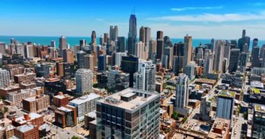 Güneşli bir günde Chicago 'nun çeşitli manzaraları. Güzel gökdelenler mavi deniz manzarasının ve gökyüzünün arka planında.