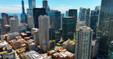 Chicago 'nun modern cam ve metal mimarisi. Şehir merkezindeki güneşli gündüz manzarası..