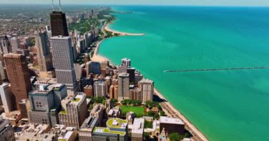 Chicago, Illinois, ABD 'nin göl kıyısındaki göl manzarası. Göl Kıyısı Yolu Güneşli bir günde tepeden.