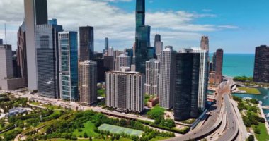 Büyüleyici modern mimarinin altındaki güzel yeşil park. Chicago, Illinois, ABD 'deki muhteşem binalara yaklaşıyoruz..