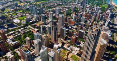 Güneşli bir günde canlı metropolün güzel yeşil şehir manzarası. İHA görüntüleri Chicago, Illinois, ABD manzarasının üstünde..